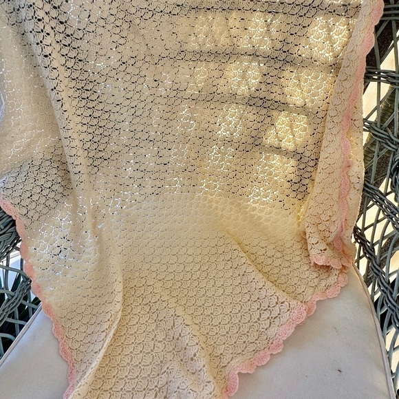 VINTAGE, BEAUTIFULLY HANDMADE, BABY BLANKET. CREAM COLOR WITH PINK TRIM. - Picture 4 of 11